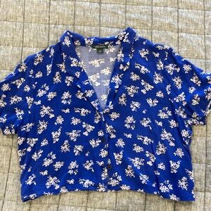 LAST CALL Wild fable size small three button crop top in a floral print